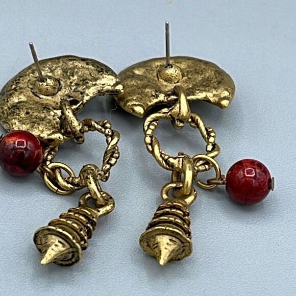 Vintage gold colored dangle pieced earrings. - Picture 4 of 7